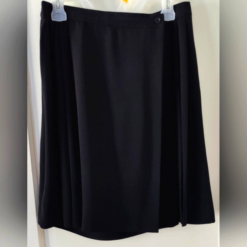 Worthington Pleated Front, Above the Knee Skirt, Black, Size 14